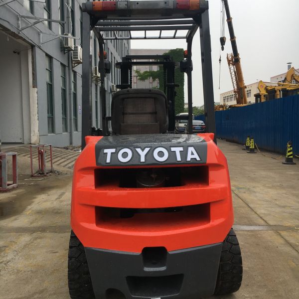 Used Toyota ZN 3-Ton Diesel Forklift in Striking Red, Combining High-Load Capacity with Durable Construction for Heavy-Duty Warehouse Operations