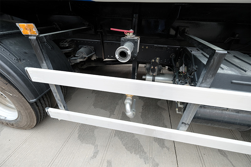 Professional Highway Maintenance Truck With Dedicated Device And Side Protection