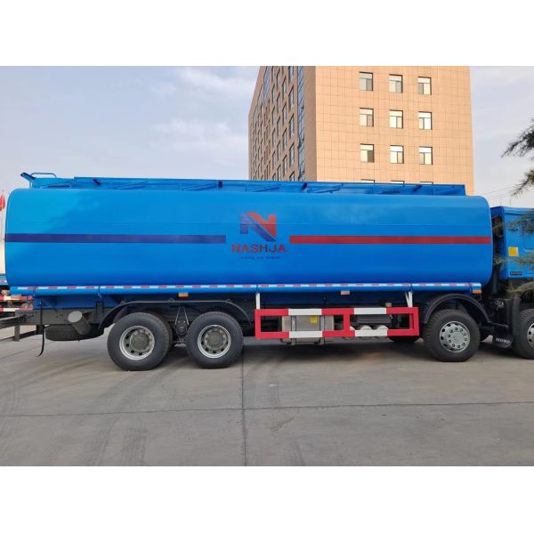 China High Efficiency Oil Tank Truck 8X4 LHD Euro2 371HP wholesale