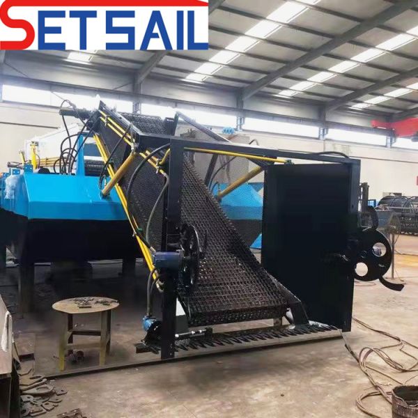 Convenient Aquatic Plant Harvester with Harvesting Function and 3m-6m Cutting Width