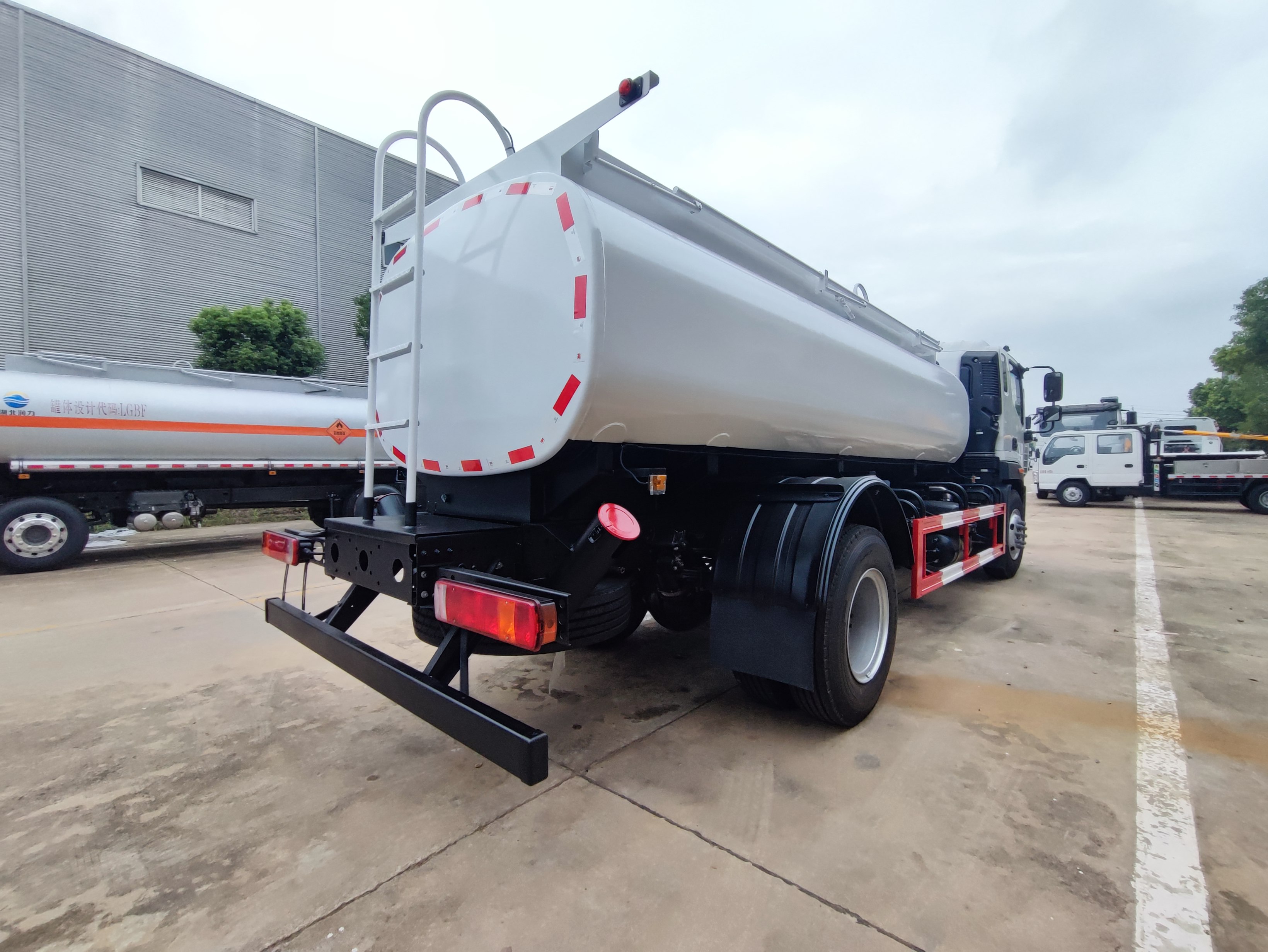 Best Selling FOTON 6*4 Diesel Fuel Storage Tanker Truck 20000Liter Steel Material Low Price Refueling Vehicles Fuel Bowser Truck