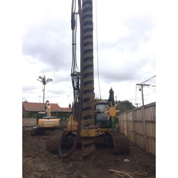 CFA Crawler Drilling Rig For Borehole Drilling / Bored Pile Construction 20 m Drilling Depth 750 mm diameter KR150M