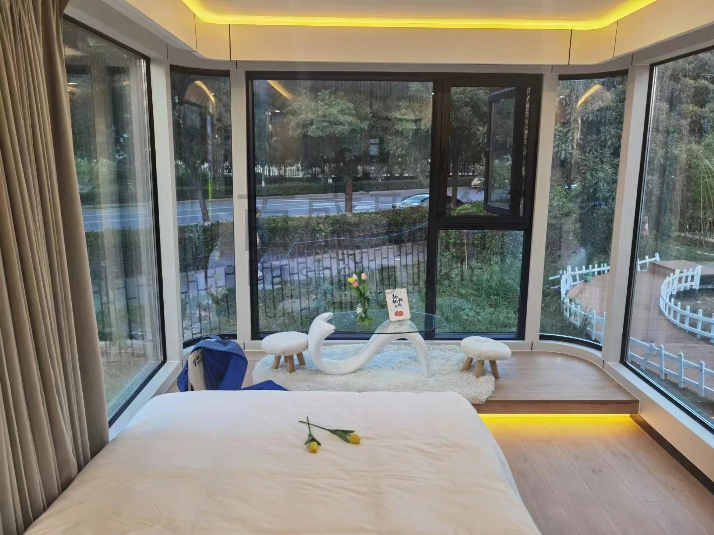 Customized Color Space Capsule House Eco Friendly Advantage with Balcony Upgrade