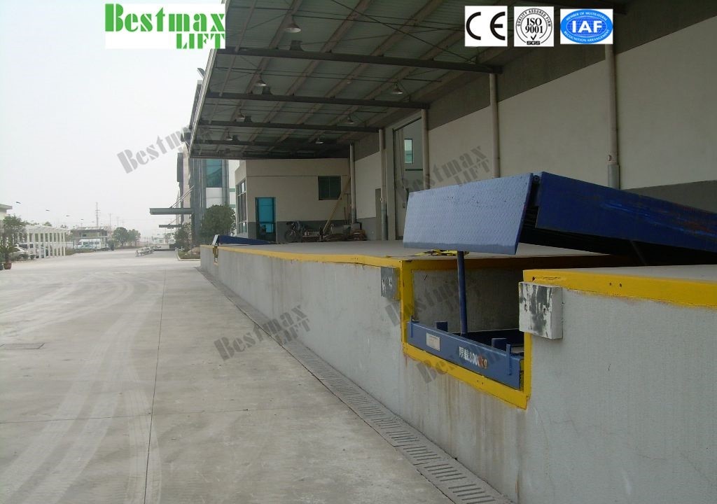 Electric Fixed Loading Dock Ramp for Container Loading 6000Kg, ±300mm Working Range