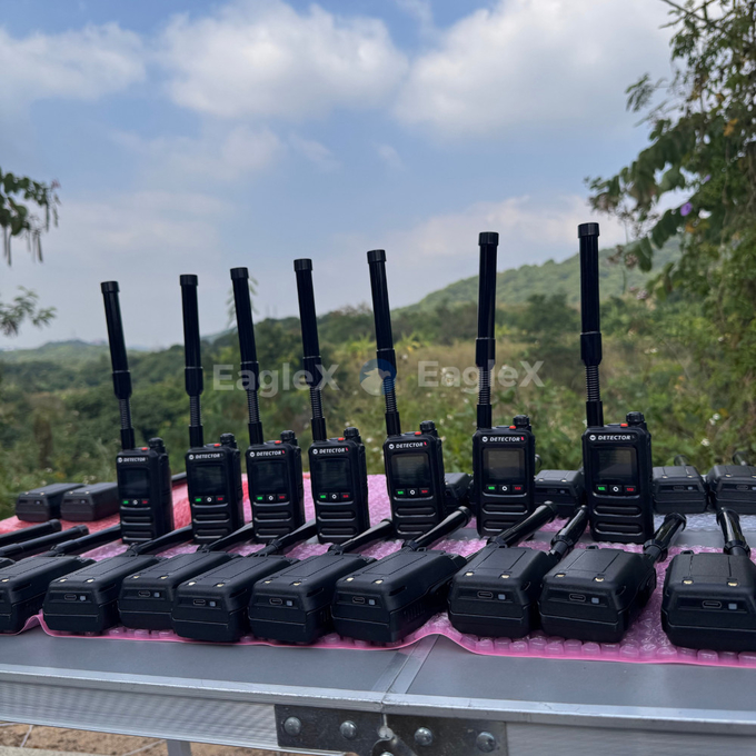 1500m-2000m Early Warning Handheld FPV Drone Detector Detection 800MHz 1500MHz 2400MHz 5800MHz