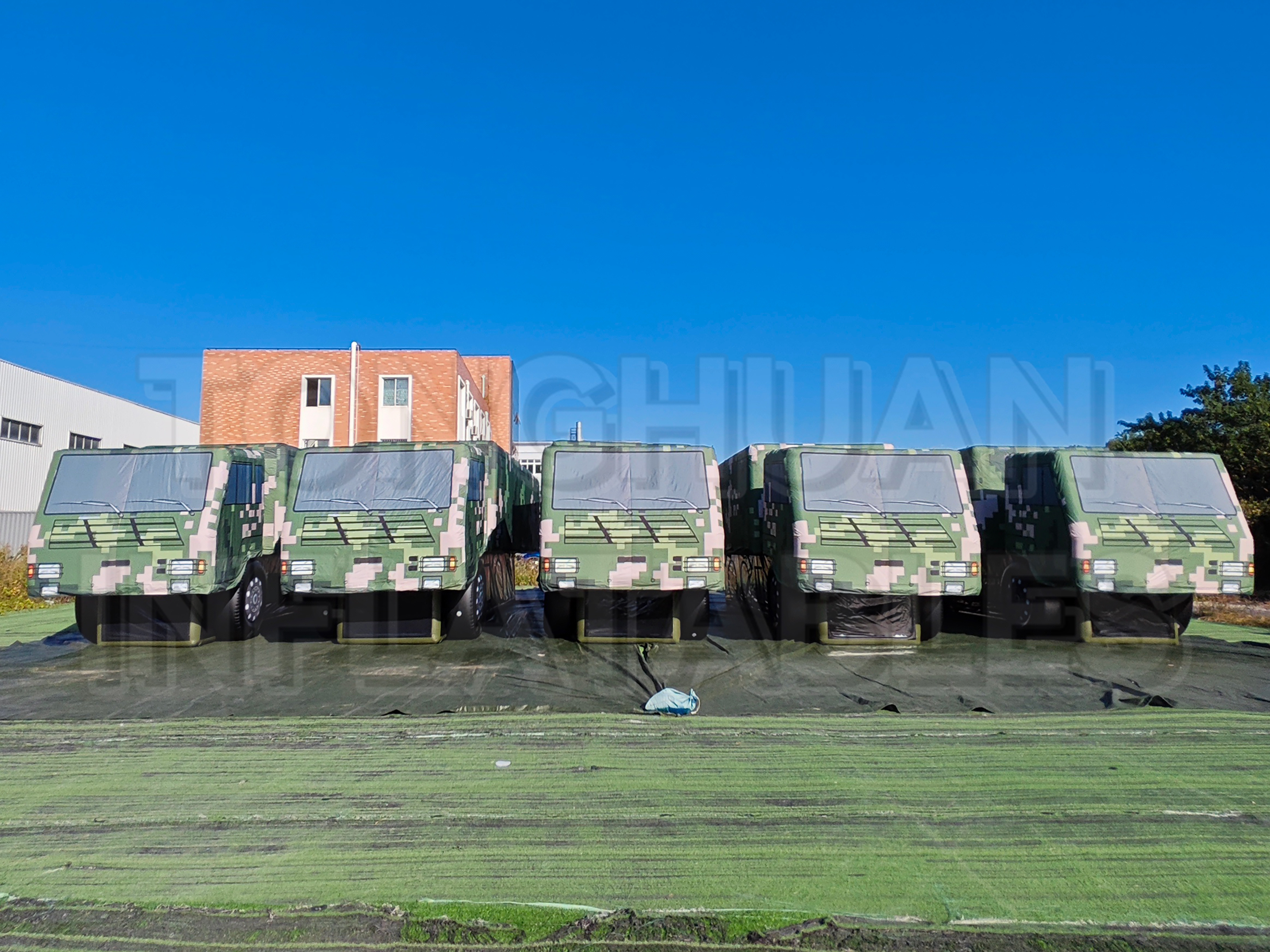 Inflatable Support Vehicle Simulation Model with Custom Size Equipment Cabin Wheel Configuration and Camouflage Artwork for Exhibitions Training