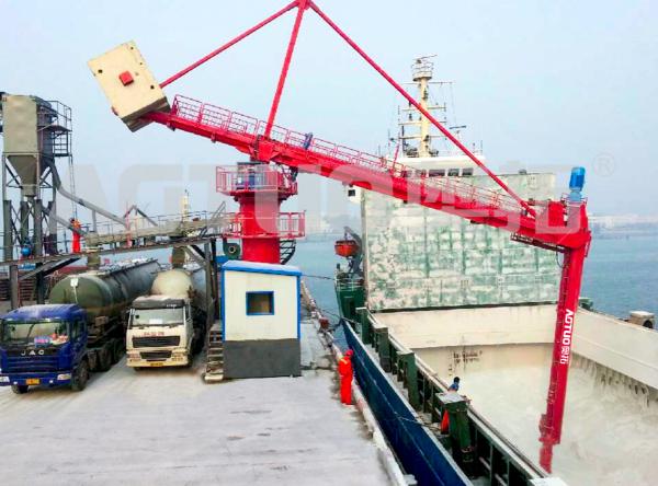 Quality Cement Mobile Ship Unloader / Screw Type Ship Unloader 200 - 1500t/h Capacity for sale