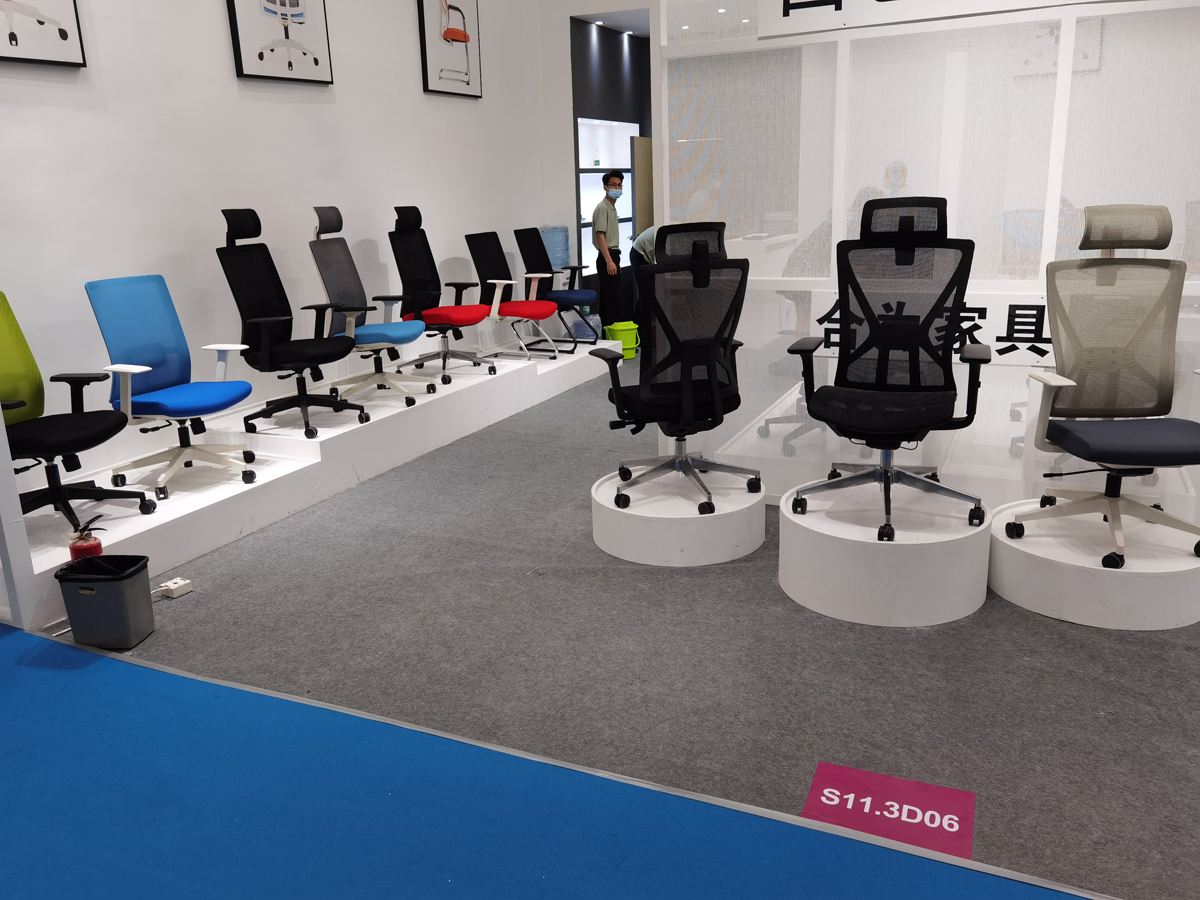 Modern Office Furniture Executive Ergonomic Chair with Adjustable Footrest and Swivel Base