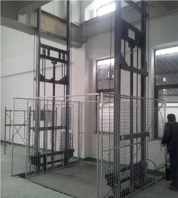 Save Space 4M Lifting Height 2000Kg Loading Capacity Guide Rail Elevator for Steel Structure Workshop