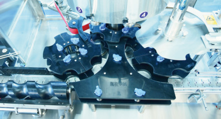 80ml-1000ml Range 6 Capping Heads Rotary Automatic Capping Machine Speed 6500 Bottles Per Hour For 100ml Bottle