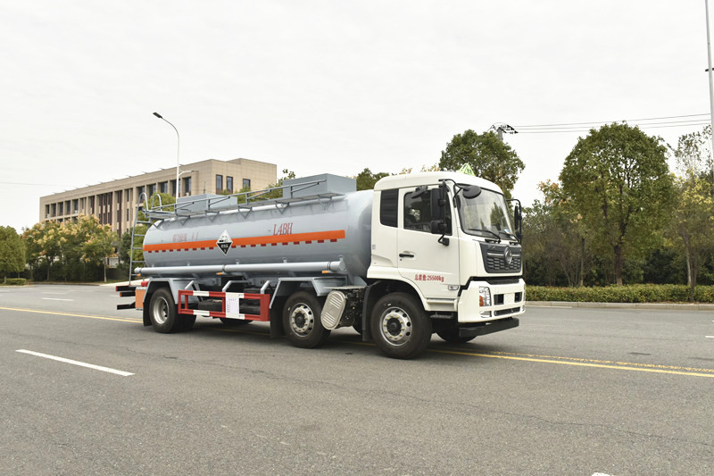 SINOTRUK HOWO 8X4 Fuel Oil Tanker Truck 371HP 28CBM With High Capacity Tanker