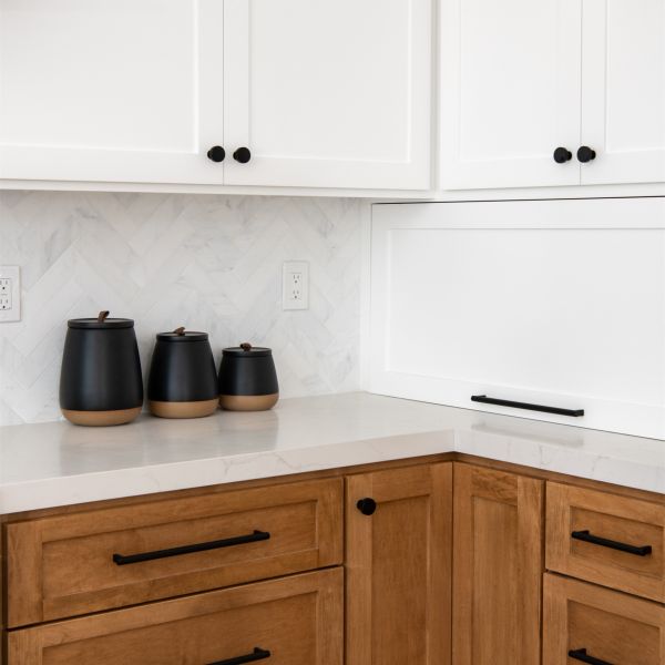 White Shaker Wall Hanging Kitchen Cabinets With Quartz Countertops Solid Wood Soft Close Hinges