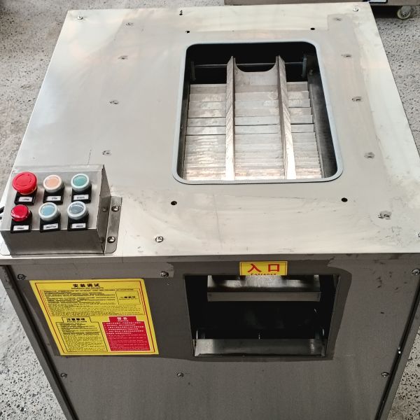 Fully automatic fish killing machine automatic descaling and belly opening integrated machine