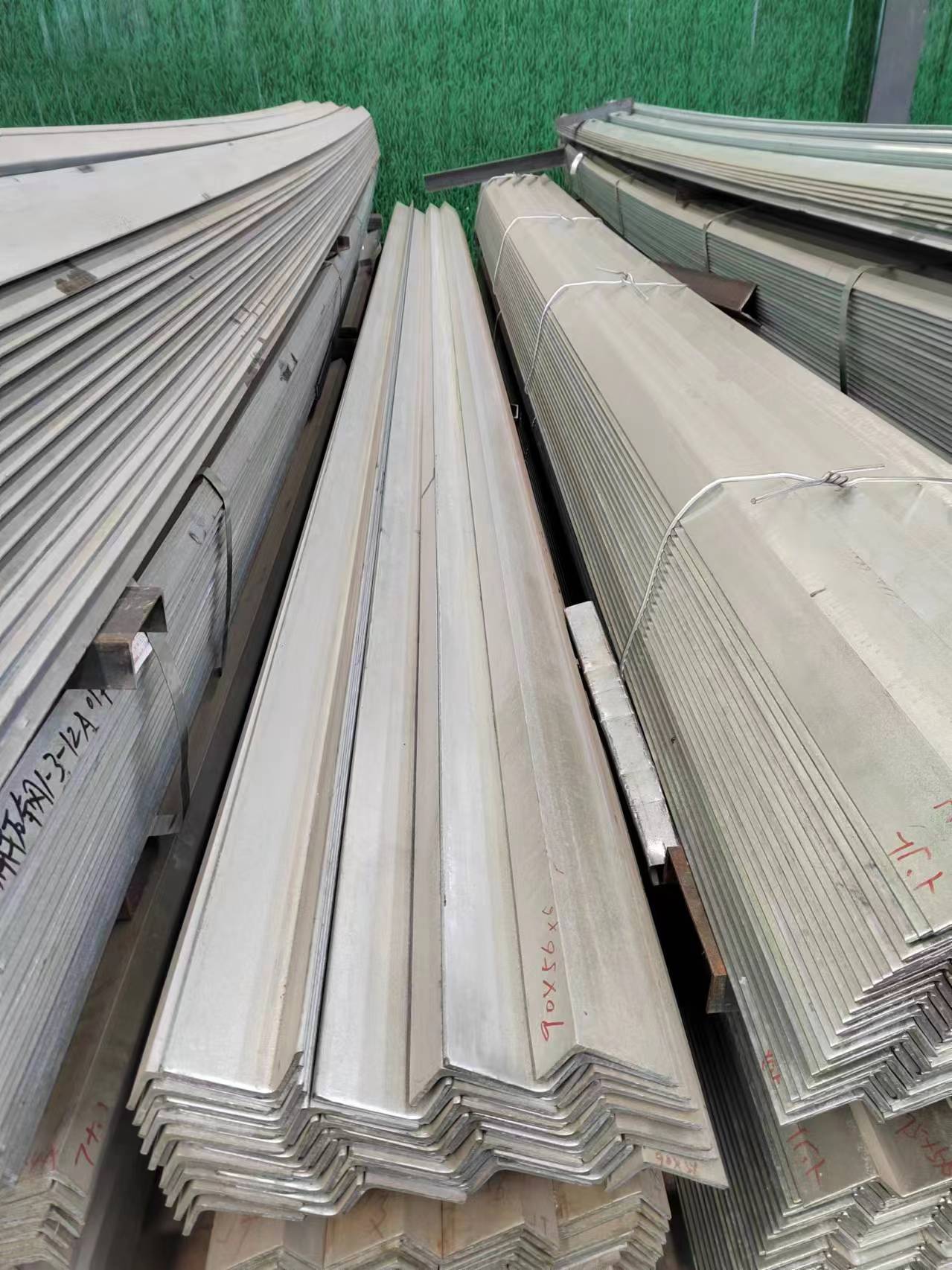Invoicing by actual weight Hot dip galvanized unequal Angle steel Tolerance ±1%
