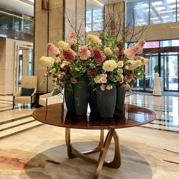 Quality Premium Vase Ornament Hotel Flower Arrangement Decorative Flower Pot And Table for sale
