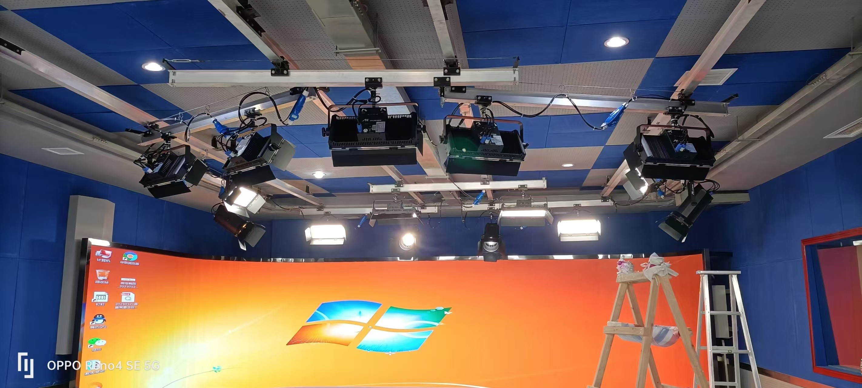 300W LED CRI95 Stage Lighting RGBALC 6 In 1 Auto Zoom Fresnel Spot Light With Color Management System