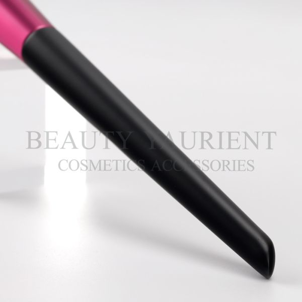 Matte Finished Angled Blush Brush Wooden Handle Makeup Brush 18.2cm