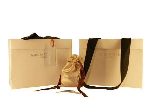Quality Deux 210g 1c 2 Sides Printing Paper Carrier Bag With Folded Edges, 3cm Ribbon Handle for sale