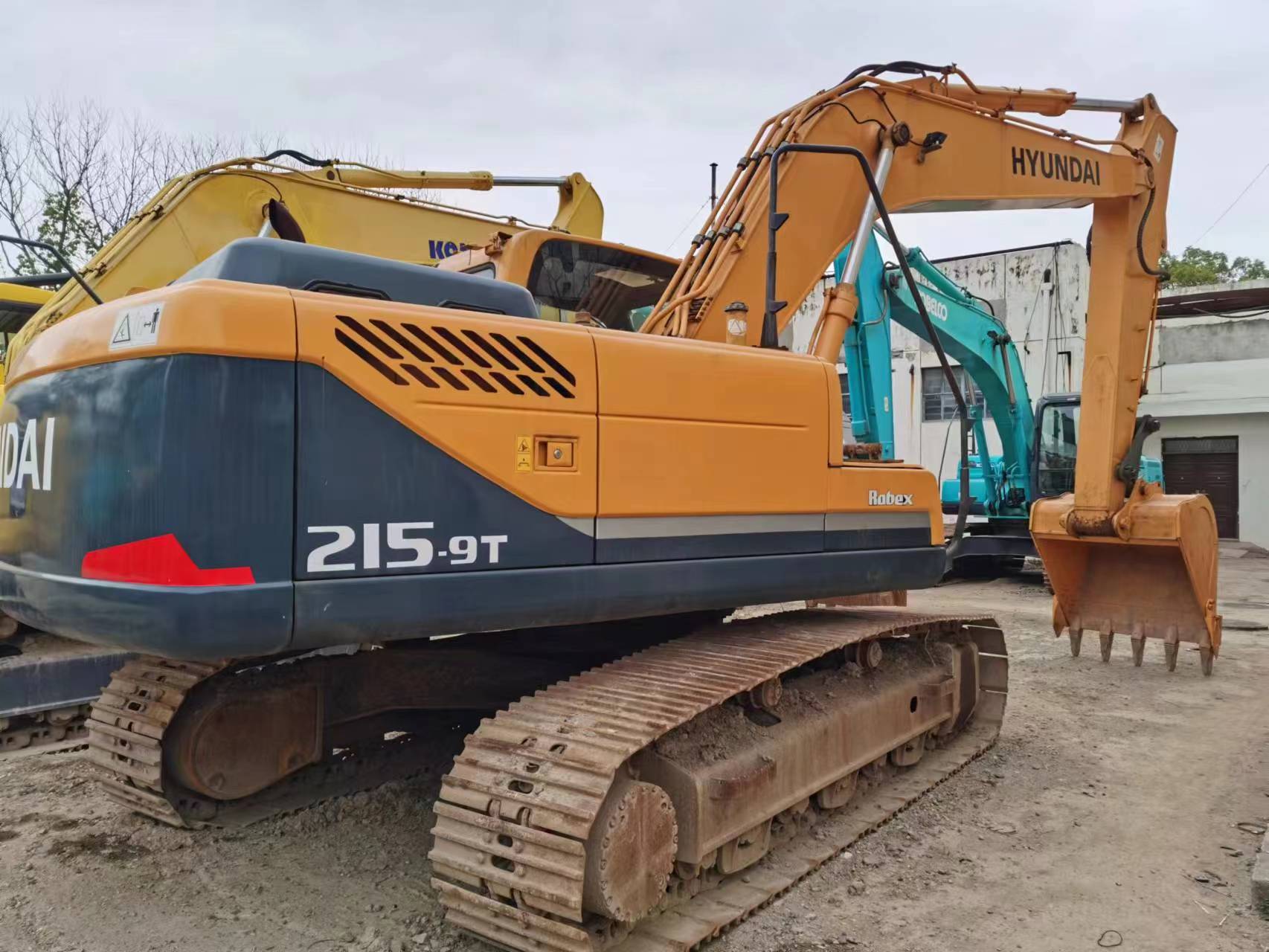 Original Used Hyundai Digger 215-9 Crawler Excavator with 22 Ton Operating Weight
