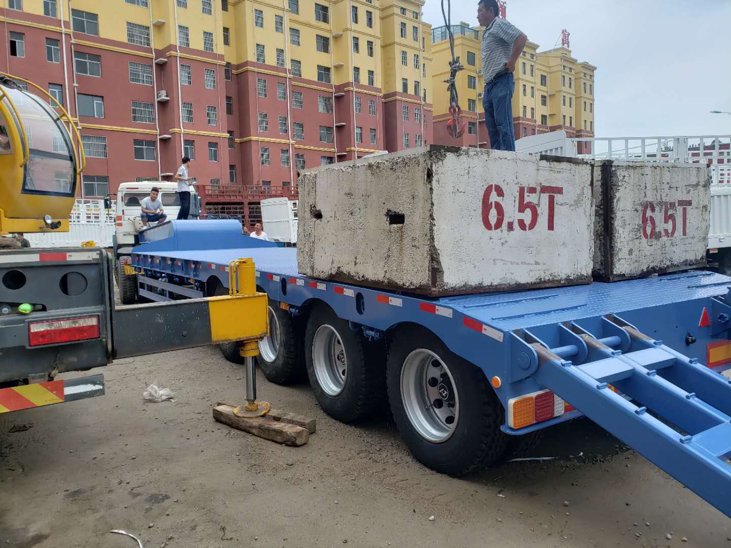 Transport Excavator with Hydraulic Gooseneck 80Tons 4 Axles Low Bed Trailer and Ladder