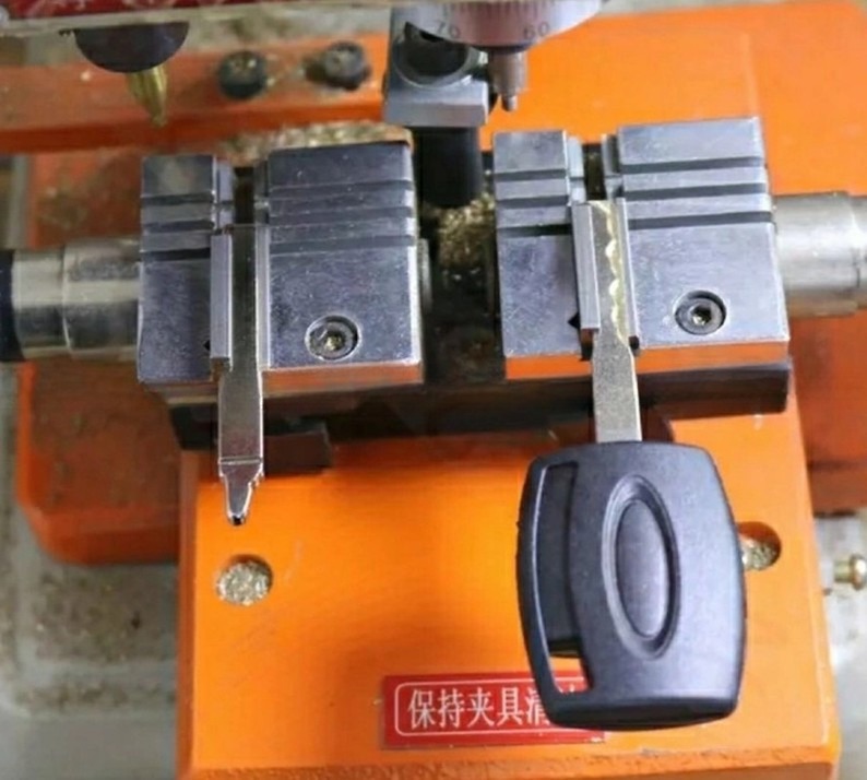 180W Motor Power Electric Key Cutting Machine for Duplicate Key Making Voltage 110/220V