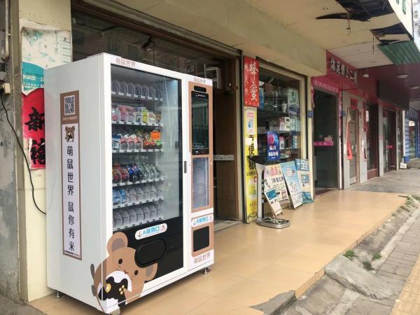 Quality 337 Capacity Beverage Vending Machine Elevator Hot And Cool Direct Push Slot for sale