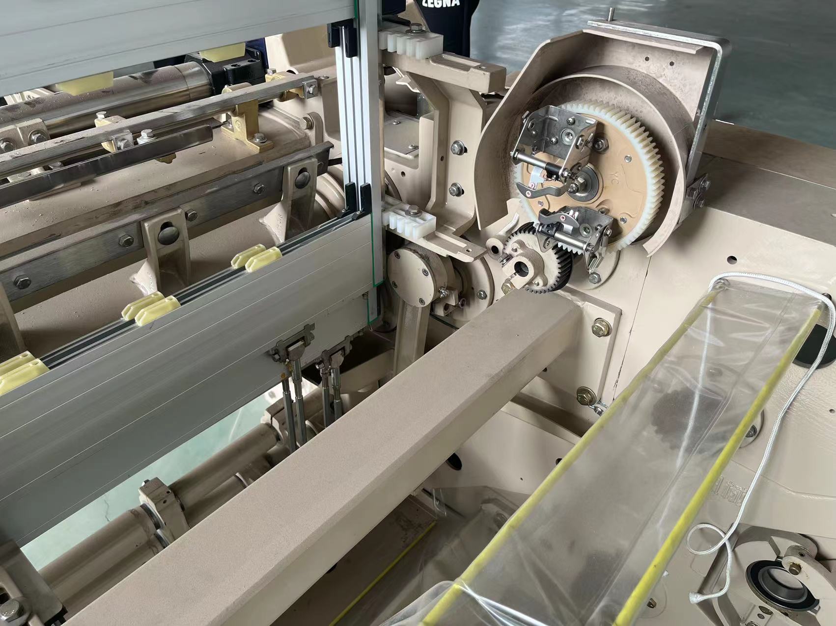 Single Nozzle Fabric Cotton Weaving Loom Machine 360cm Cam Opening