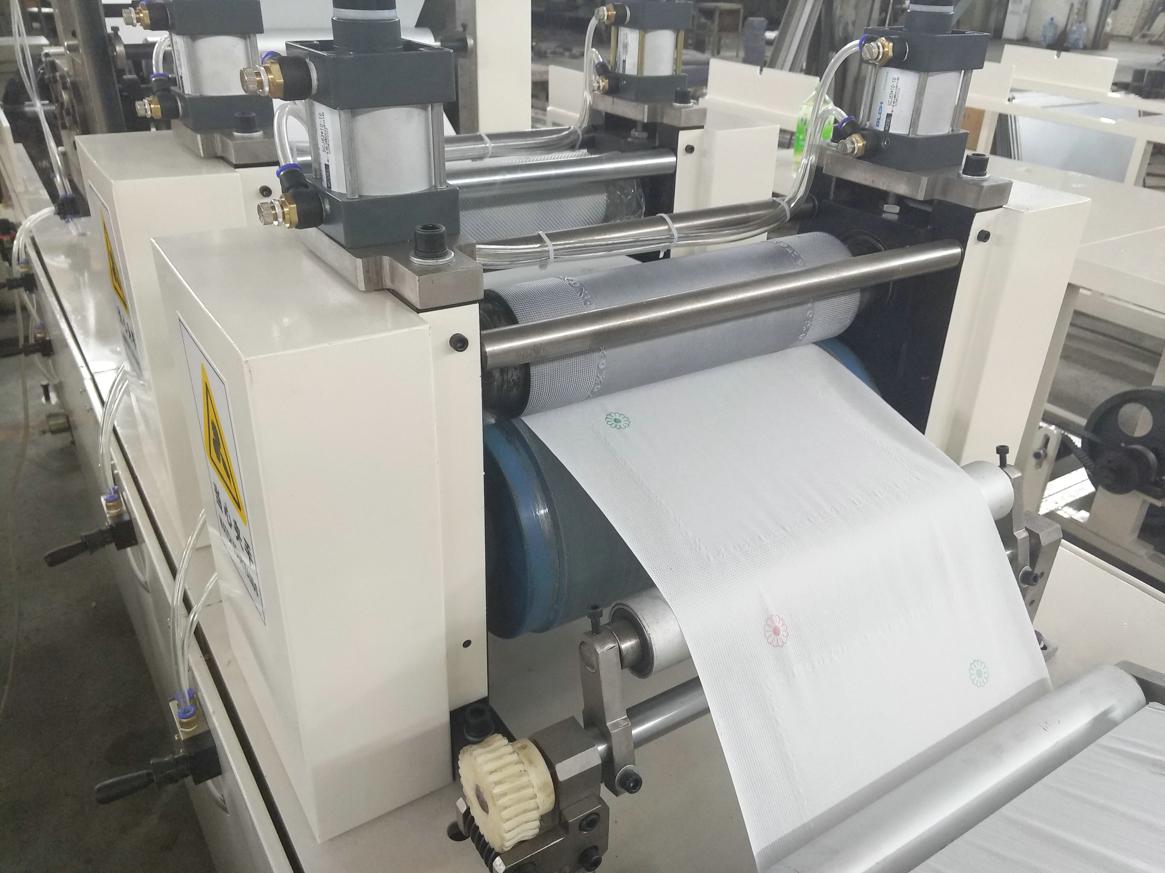 International Standard Napkin Tissue Paper Folding Machine 1/4 Fold