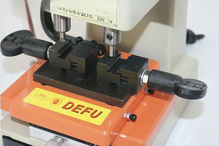 180W Motor Power Electric Key Cutting Machine for Duplicate Key Making Voltage 110/220V