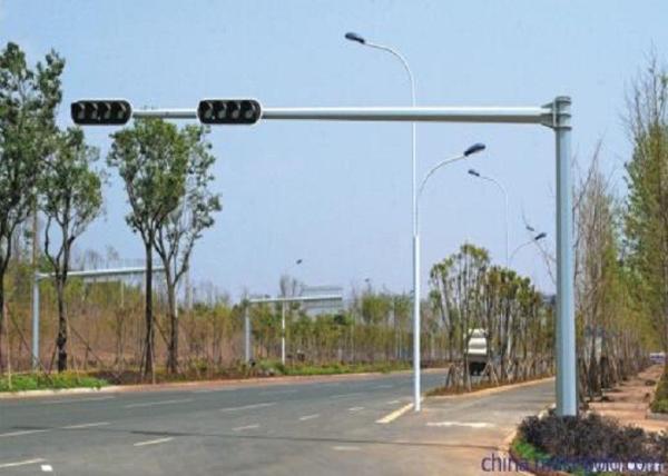 Quality 7m Height  Double Arm Traffic Signal Pole , Driveway Galvanised Steel Pole With Signal for sale