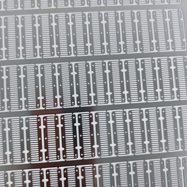 Custom Stainless Steel Razor Blades by Precision Chemical Etching with ±0.01mm Tolerance