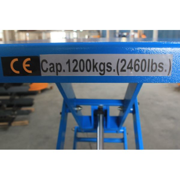 Mini Self Propelled Electric Scissor Lift Aerial Work Platform 2460lbs Maximum Height 70"