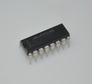 China MAX3232CPE RS-232 Transceiver ±15kV ESD Protection 3.0-5.5V Wide Voltage 1μA Low Power 250kbps Data Rate 2 Drivers/2 Receivers DIP-16 Package for wholesale