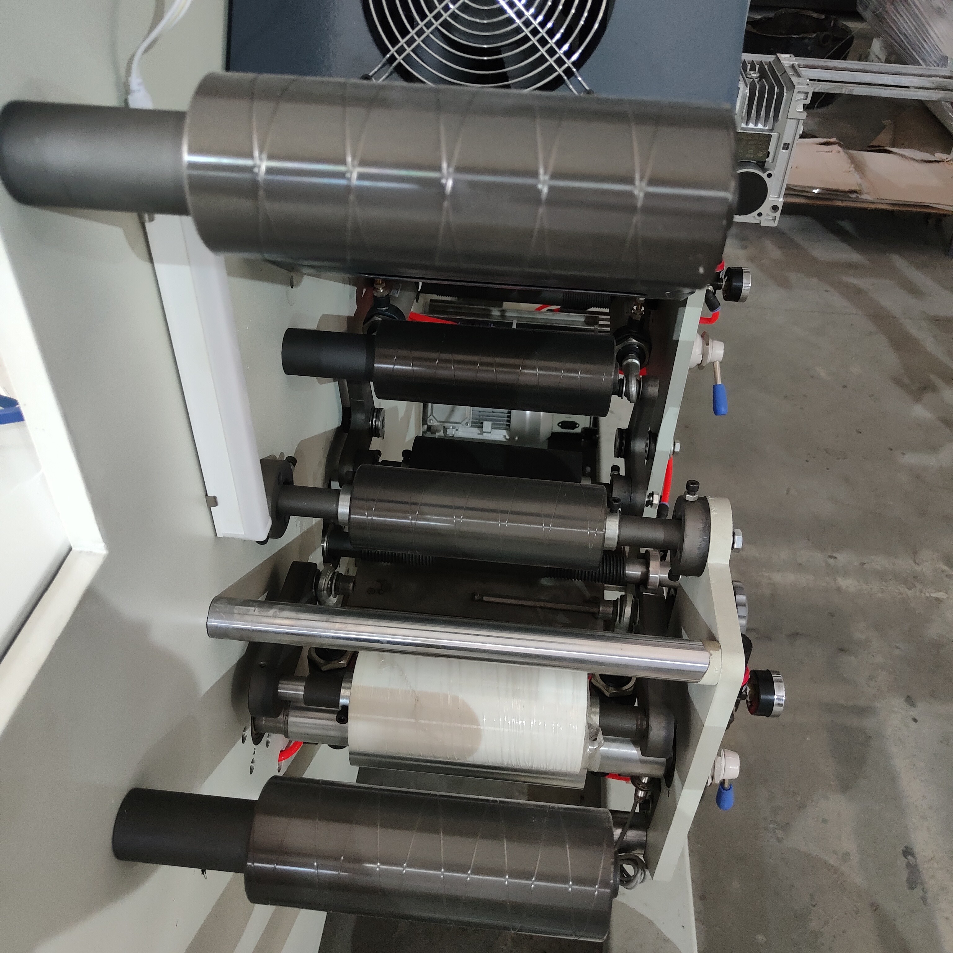 High Speed Flexo Printing Machine for Maximum Efficiency，Printing Color is whitle,Tape, Kraft paper, ink